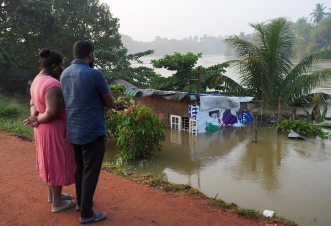 Une maison partiellement submergée par les inondations, à la suite du cyclone Ditwah à Peliyagoda (Sri Lanka), le 1er décembre 2025.