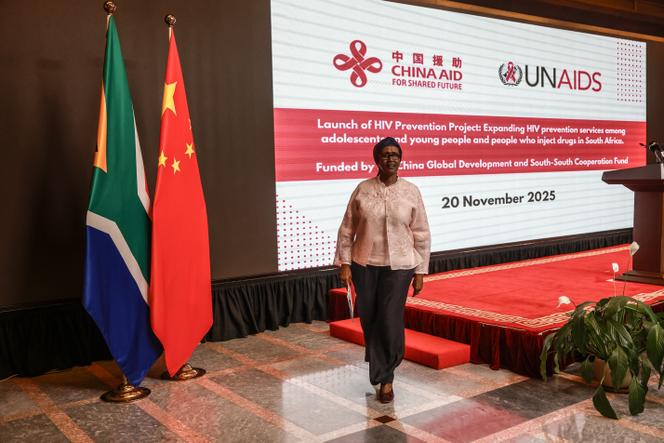 La directrice exécutive d’UNAIDS et sous-secrétaire générale des Nations unies, Winnie Byanyima, lors du lancement d’un projet d’expansion des services de prévention du VIH en Afrique du Sud, à l’ambassade de Chine à Prétoria, le 20 novembre 2025. 