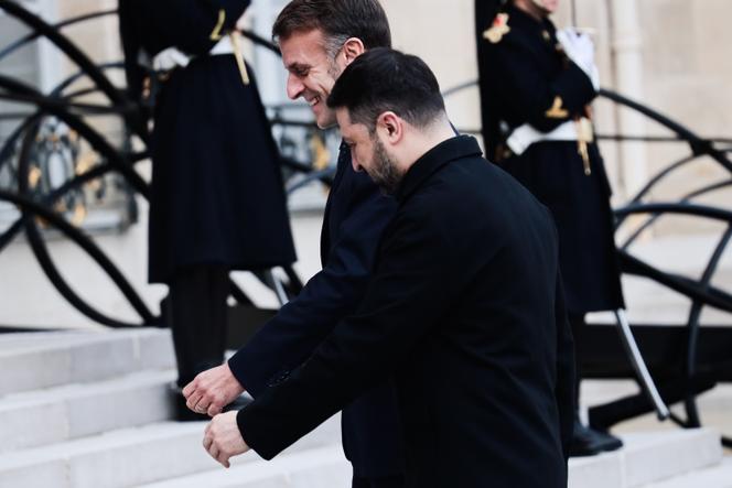 Emmanuel Macron et le président ukrainien, Volodymyr Zelensky, à l’Elysée, à Paris, le 1er décembre 2025. 