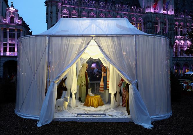 L’œuvre « Etoffes de la Nativité », crèche de l’artiste Victoria-Maria Geyer, sur la Grand-Place de Bruxelles, le 1ᵉʳ décembre 2025.