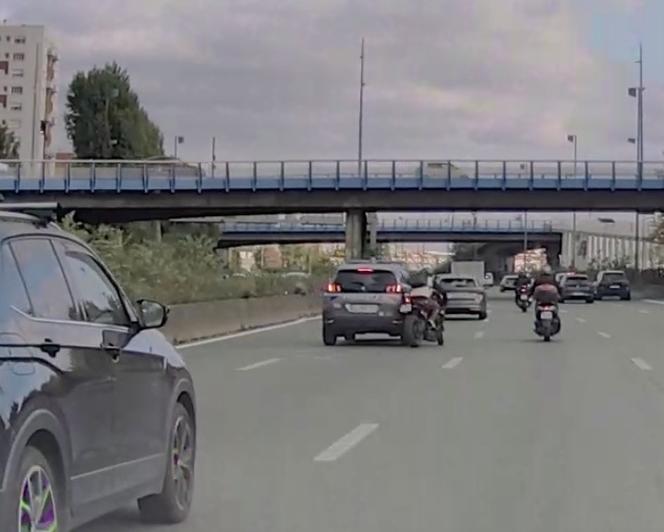 La voiture de police percute le motard, sur l’A4, au niveau de la commune de Charenton-le-Pont (Val-de-Marne), le 14 octobre 2025.