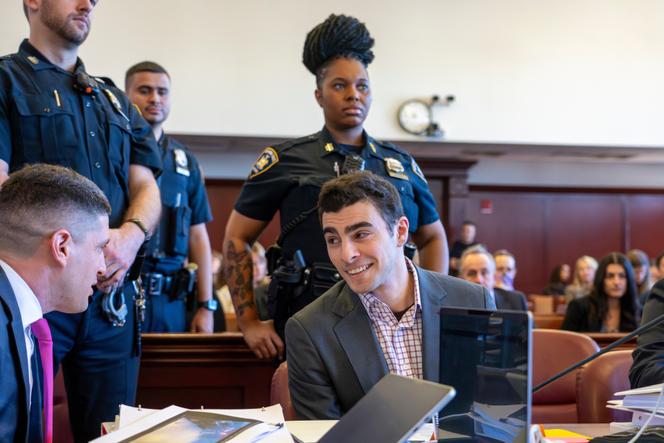 Luigi Mangione, devant la cour de justice de New York, le 1ᵉʳ décembre 2025.