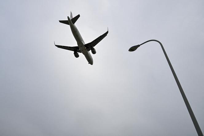 Un Airbus A320-251N de la compagnie China Eastern Airlines survole l’aéroport international de Shanghaï (Chine), en avril 2025.