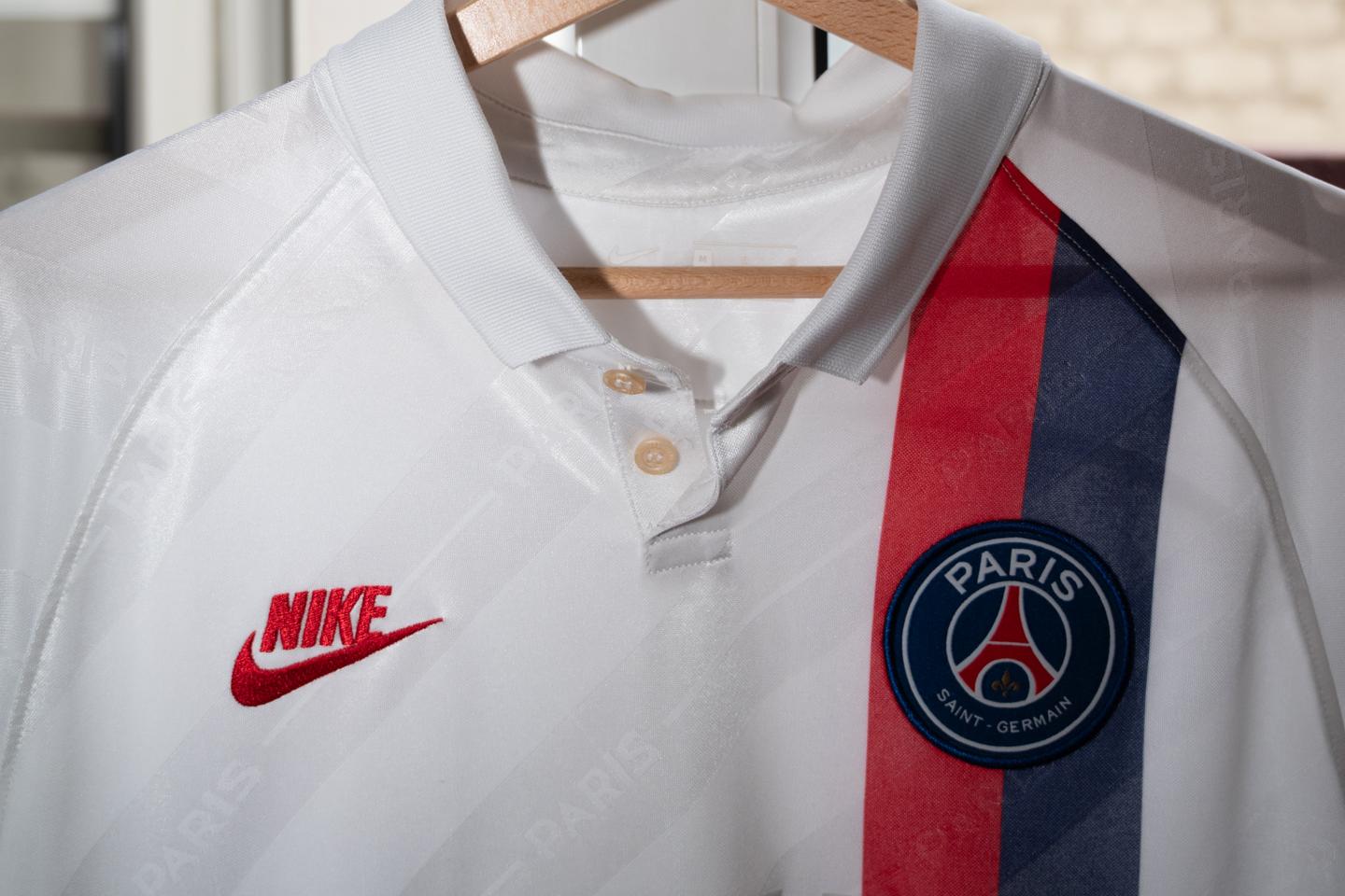 Les chaînes de foot d’Etienne : « Même si je ne suis pas très riche, je suis heureux. Je m’entends bien avec mes collègues. Certains viennent même regarder les matchs à la maison »