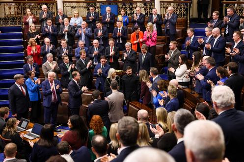 Le président ukrainien, Volodymyr Zelensky (au centre), lors d’une séance conjointe des deux chambres du Parlement à Leinster House, à Dublin, le 2 décembre 2025.