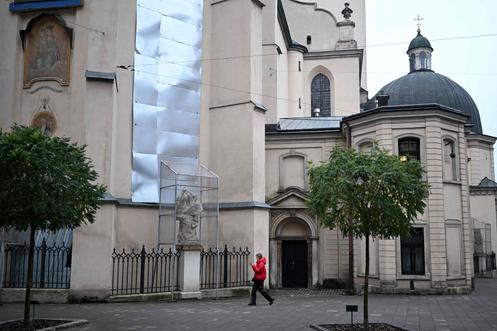 Des protections placées sur les vitraux et les statues de la cathédrale Latine, à Lviv, en Ukraine, le 2 décembre 2025.