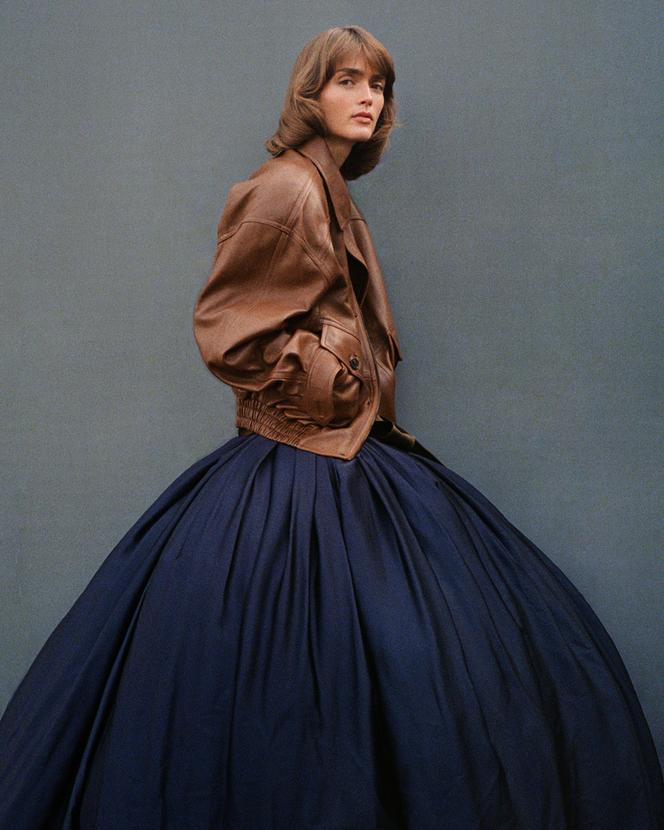 Bomber en cuir d’agneau, 6 500 €, et robe Saint Laurent par Anthony Vaccarello.