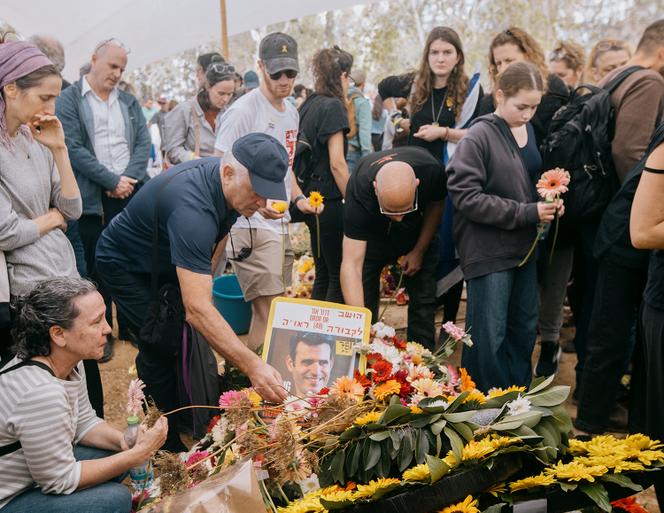 Après la cérémonie des funérailles de Dror Or, au cimetière du kibboutz Beeri, en Israël, le 30 novembre 2025, des fleurs sont déposées sur sa sépulture. 