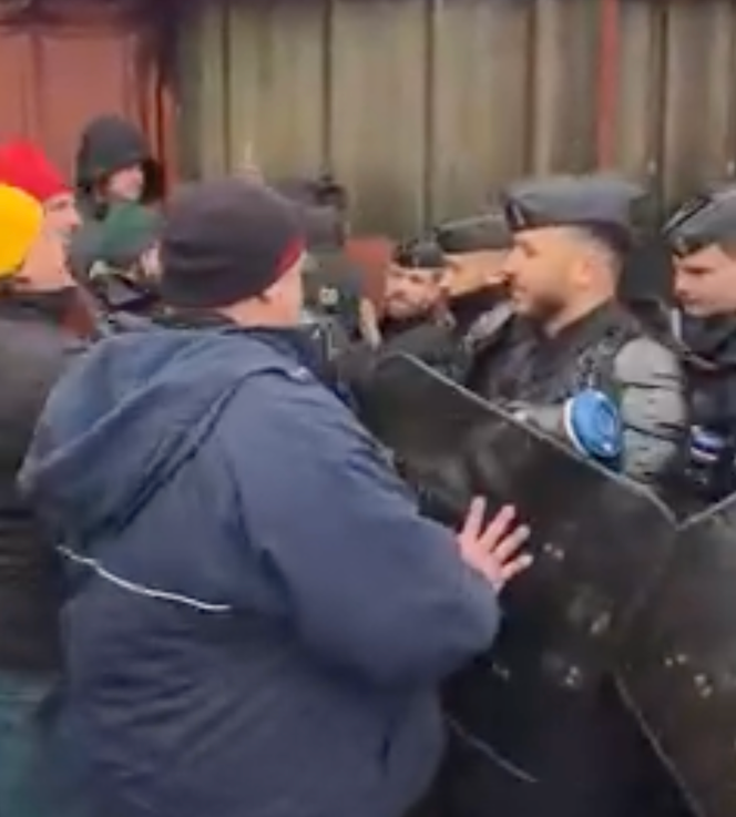 Intervention des gendarmes à la ferme de Pouilley-Français, près de Besançon (Doubs), le 2 décembre 2025.