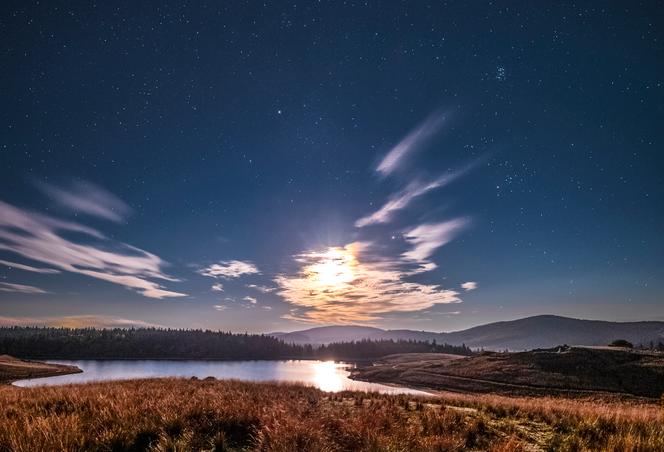 La Lune s’éloigne de l’amas stellaire des Pléiades dans le ciel du Lingas, parc national des Cévennes.