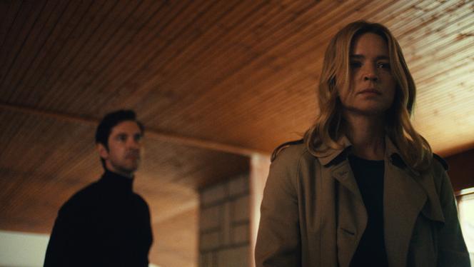 Melvil Poupaud (Grégoire Lamoureux) et Virginie Efira (Blanche Renard) dans « L’Amour et les forêts », de Valérie Donzelli, sorti en 2023.