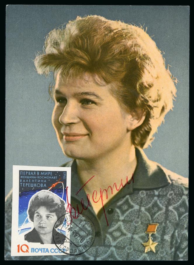 Carte postale représentant la cosmonaute Valentina Terechkova de 1967 et signature autographe, 200 francs suisses.