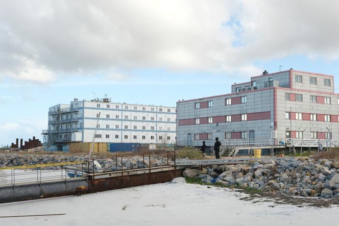 Des policiers surveillent le site GNL de TotalEnergies à Afungi, dans la réion de Cabo Delgado (Mozambique), le 29 septembre 2022. 