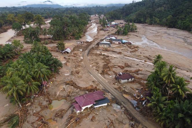 Vue aérienne du village de Batang Toru, touché par les inondations, dans le nord de Sumatra (Indonésie), le 2 décembre 2025.