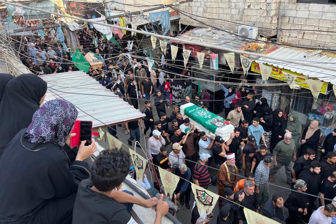 Funérailles des victimes de la frappe aérienne israélienne du 18 novembre, dans le camp d’Aïn El-Heloué, près de Saïda, au Liban, le 20 novembre 2025.