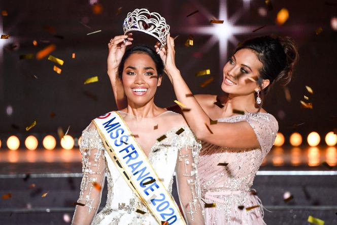 Clémence Botino, Miss Guadeloupe, est couronnée Miss France 2020 par Vaimalama Chaves, à qui elle succède, à Marseille, le 14 décembre 2019.
