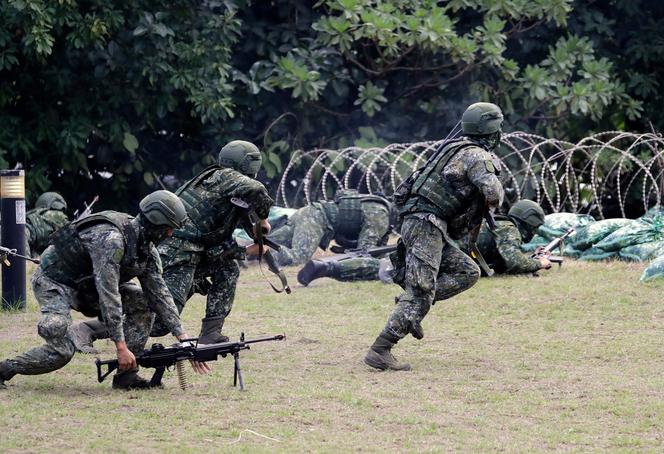 Des réservistes taïwanais participent à un entraînement militaire dans le comté d’Ilan, à Taïwan, le 2 décembre 2025. 