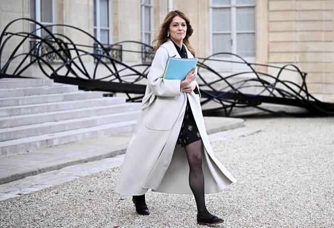 La porte-parole du gouvernement, Maud Bregeon, quitte l’Élysée après la réunion hebdomadaire du conseil des ministres, à Paris, mardi 2 décembre 2025.