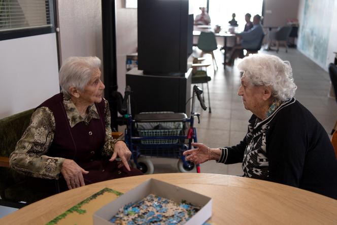 Deux locataires de la Maison Astrolabe, établissement alternatif aux Ehpad, à Cahuzac-sur-Vère (Tarn), le 16 janvier 2024.