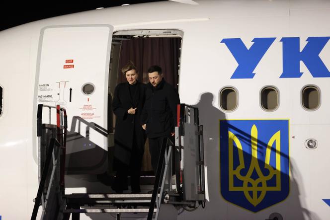 Le président ukrainien, Volodymyr Zelensky, et son épouse, Olena Zelenska, arrivent à l’aéroport de Dublin, le 1ᵉʳ décembre 2025. 
