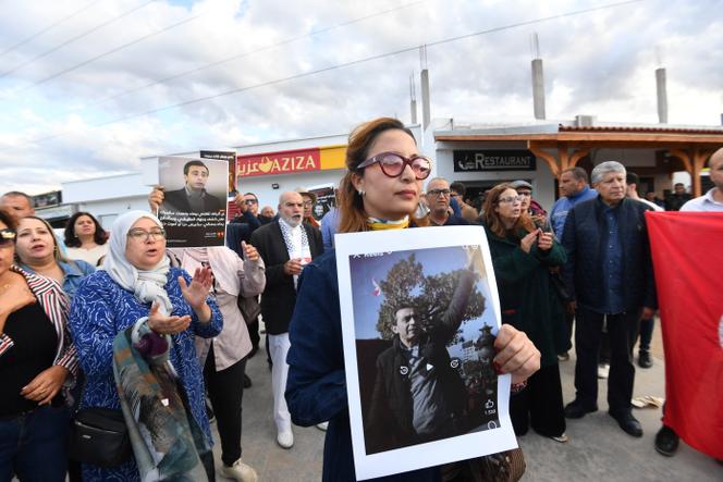 La journaliste et défenseuse des droits humains Chaïma Issa, lors d’une manifestation pour réclamer la libération de l’opposant Jaouhar Ben Mbarek, à Nabeul (Tunisie), le 7 novembre 2025.