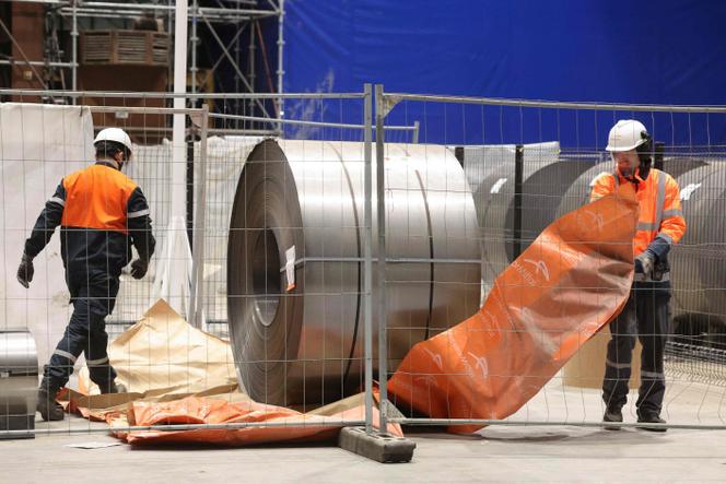 Des salariés d’ArcelorMittal à Mardyck (Nord), le 2 décembre 2025.