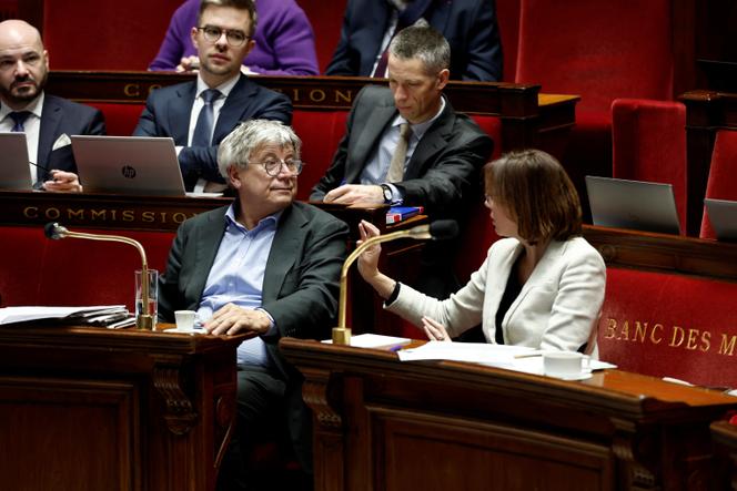 Le président La France insoumise de la commission des finances, Eric Coquerel, et la ministre de l’action et des comptes publics, Amélie de Montchalin, à l’Assemblée nationale, à Paris, le 2 décembre 2025.