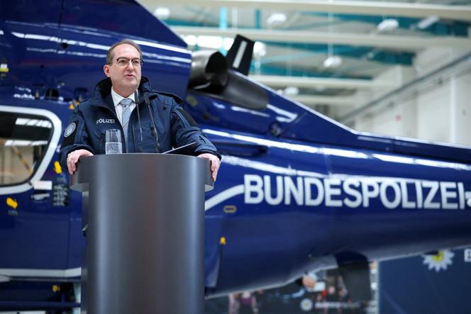 Le ministre de l’intérieur allemand, Alexander Dobrindt, s’exprime lors d’une présentation de la nouvelle unité fédérale de défense contre les drones, à Ahrensfelde, en Allemagne, le 2&nbsp;décembre&nbsp;2025. 