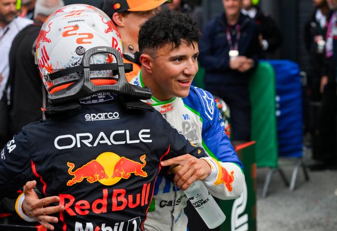 Isack Hadjar (de face) et le pilote de l’écurie Red Bull Yuki Tsunoda, lors du Grand Prix des Pays-Bas, à Zandvoort (Pays-Bas), le 31 août 2025.