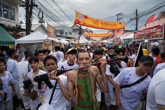 Un Ma Song pratiquant l’automutilation, lors d’une procession taoïste, à l’occasion du Festival des neuf dieux empereurs, dans les rues de Phuket (Thaïlande), le 27 octobre 2025.