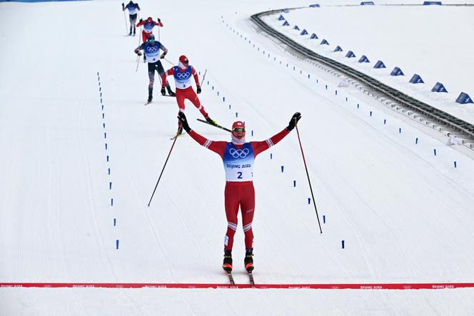 Le Russe Alexander Bolshunov remporte la médaille d’or du 50 km départ groupé libre messieurs, lors des Jeux olympiques d’hiver de Pékin 2022, à Zhangjiakou (Chine), le 19 février 2022.