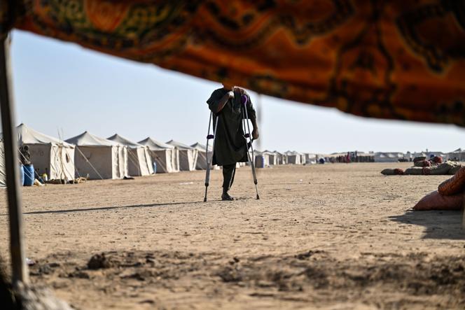 Un homme amputé se tient dans le camp de déplacés d’Al-Affad, dans la ville d’Al-Dabba, dans le nord du Soudan, le 25 novembre 2025.
