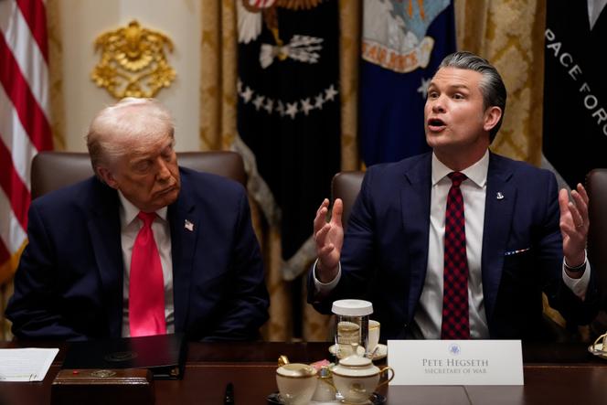 Le président Donald Trump et le secrétaire à la défense Pete Hegseth, à la Maison Blanche, à Washington, le 2 décembre 2025.