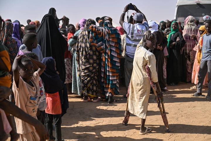 Un enfant soudanais amputé de la jambe gauche, rescapé d’El-Fasher, dans le camp de déplacés d’El-Affad, dans la ville d’El-Dabbah, dans le nord du Soudan, le 24 novembre 2025.