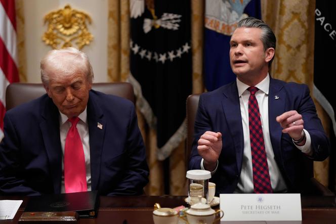 Donald Trump et le secrétaire à la défense, Pete Hegseth, durant une réunion de cabinet à la Maison Blanche, à Washington, le 2 décembre 2025.
