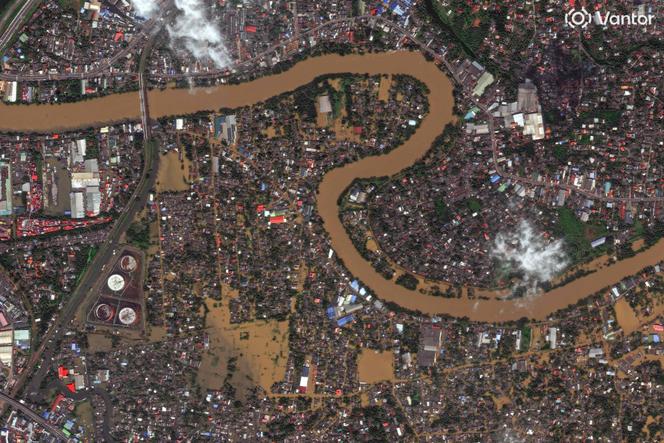 Vue satellite de Colombo, la capitale historique sri-lankaise, lors des inondations qui ont frappé la ville le 30 novembre 2025, fournie par Vantor et reçue le 2 décembre 2025.