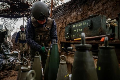 Un soldat de la Garde nationale ukrainienne vérifie les munitions d’un obusier automoteur, sur une position en première ligne, dans l’oblast de Kharkiv, en Ukraine, le 3 décembre 2025.