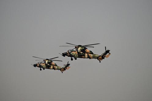 Des hélicoptères Tiger des forces de défense australiennes, au centre d’entraînement au combat maritime de Situbondo, en Indonésie, le 16 novembre 2024.