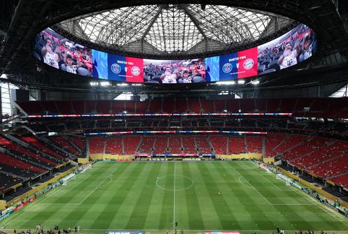 Rares images du Court Philippe-Chatrier lors de la pause déjeuner.