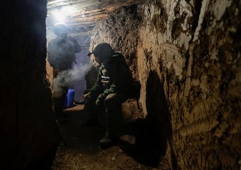 Des militaires de la Garde nationale ukrainienne, dans un abri sur une position en première ligne, dans l’oblast de Kharkiv, en Ukraine, le 3 décembre 2025.