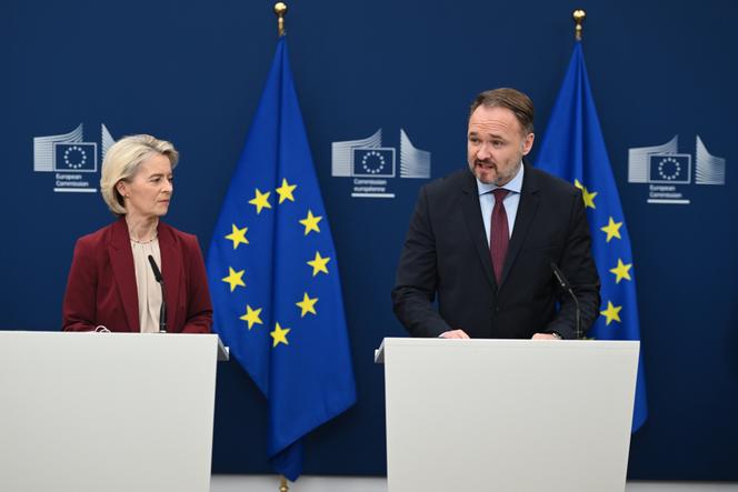 La présidente de la Commission européenne, Ursula von der Leyen (à gauche), et le commissaire européen à l’énergie, Dan Jorgensen, s’adressent à la presse, au siège de l’UE à Bruxelles, le 3 décembre 2025. 