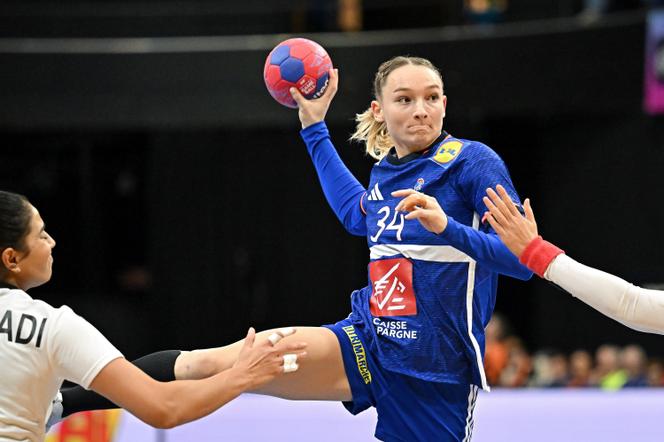 Léna Grandveau, lors du match des championnats du monde féminins de handball entre la France et la Tunisie, à Bois-le-Duc (Pays-Bas), le 28 novembre 2025.