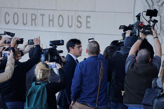 Le Dr Salvador Plasencia arrive au tribunal avant le prononcé de sa peine dans le cadre du procès sur l’overdose de l’acteur Matthew Perry. A Los Angeles, le 3 décembre 2025.