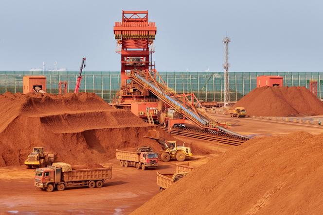 Bauxite concentrée et minerai de fer au terminal minéralier du port de Yantai, en Chine, le 29 octobre 2025.