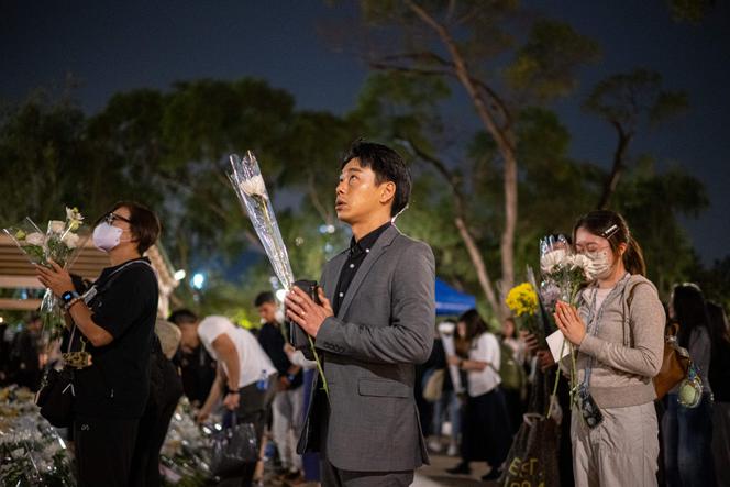 Des personnes se recueillent devant les immeubles d’habitation Wang Fuk Court, le 2 décembre 2025, à Hongkong, le 26 novembre.