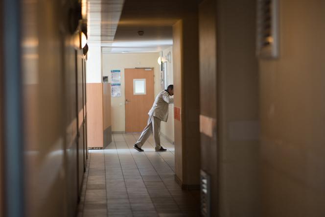 Dans un couloir de l’hôpital psychiatrique de Ville-Evrard, à Bondy (Seine-Saint-Denis), le 7 mai 2020.