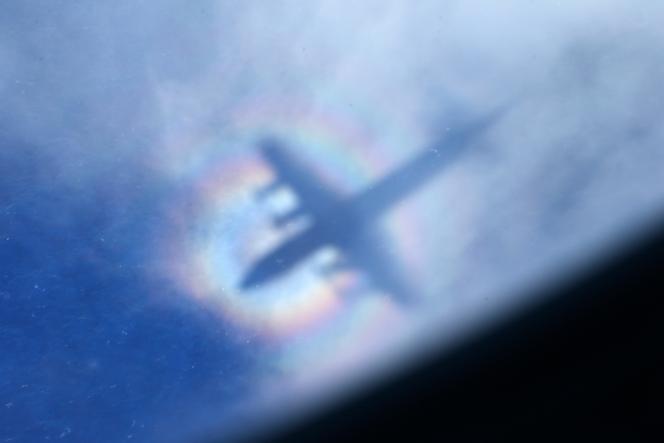 L’ombre d’un P3 Orion de la Royal New Zealand Air Force est visible sur les nuages bas alors que l’avion recherche le vol MH370 de Malaysia Airlines disparu dans le sud de l’océan Indien, près de la côte ouest de l’Australie, le 31 mars 2014. 