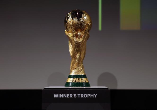 Le trophée de la Coupe du monde avant le tirage au sort de la phase de groupes du tournoi, à Washington, DC, le 5&nbsp;décembre&nbsp;2025.