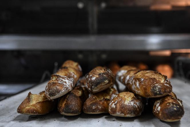 أرغفة خبز فرنسية تقليدية في مخبز بباريس، 6 مارس 2020.