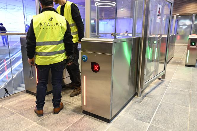Des agents d’entretien de l’entreprise Atalian, dans le métro lyonnais, en 2023.